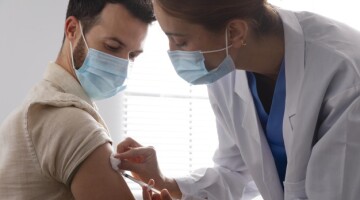 Вакцинация помогает защитить невакцинированных от COVID-19