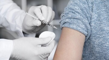 В Москве и Подмосковье объявили обязательную вакцинацию от COVID-19 для работников сферы здравоохранения